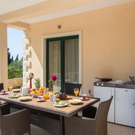 Avoca - Three Bedroom With Two Balconies And Swimming Pool Apartment