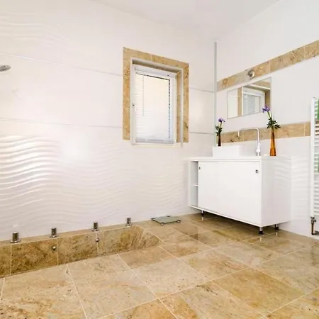 Avoca - Three Bedroom With Two Balconies And Swimming Pool Apartment