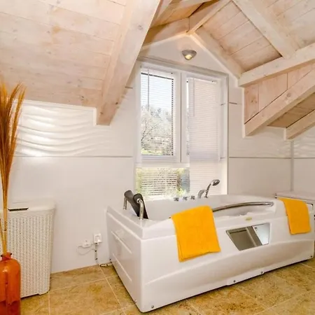 Avoca - Three Bedroom With Two Balconies And Swimming Pool Apartment *