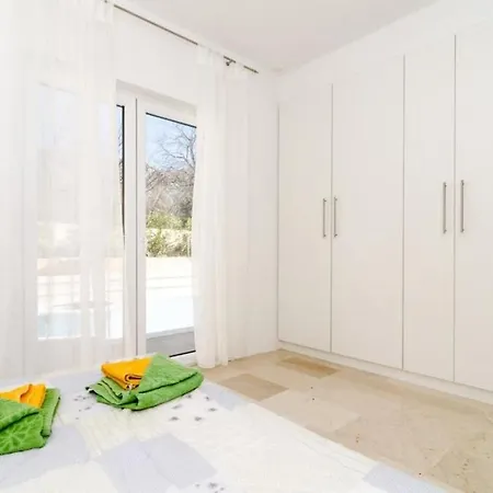 Apartment Avoca - Three Bedroom With Two Balconies And Swimming Pool *