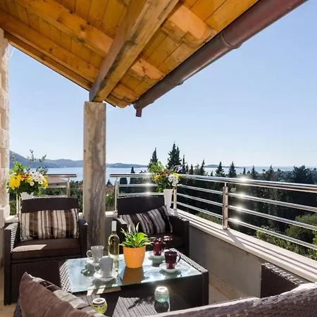 Avoca - Three Bedroom With Two Balconies And Swimming Pool *