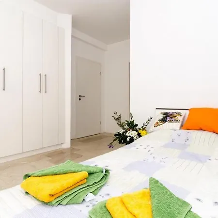 Apartment Avoca - Three Bedroom With Two Balconies And Swimming Pool