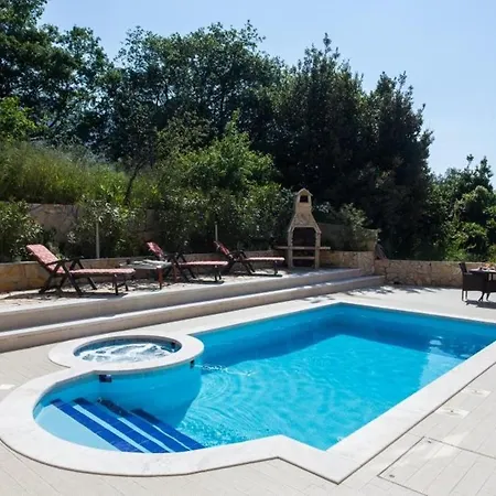 Avoca - Three Bedroom With Two Balconies And Swimming Pool *