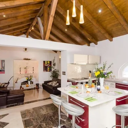 Avoca - Three Bedroom With Two Balconies And Swimming Pool Апартаменты Млини