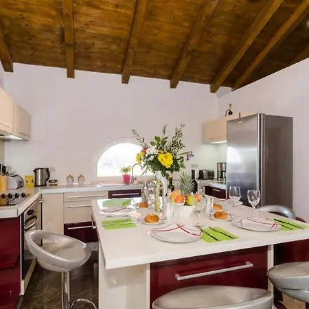 Avoca - Three Bedroom With Two Balconies And Swimming Pool