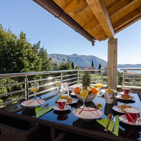 Апартаменты Avoca - Three Bedroom With Two Balconies And Swimming Pool *