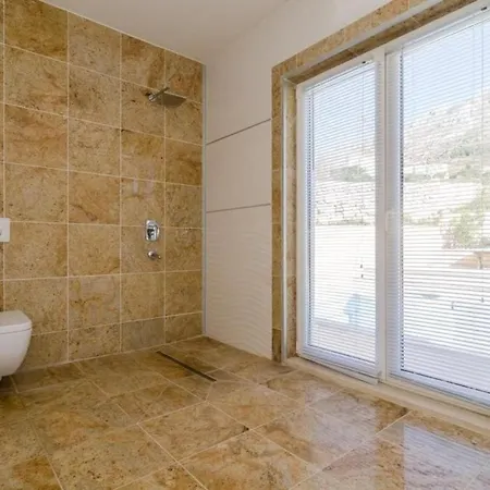 Avoca - Three Bedroom With Two Balconies And Swimming Pool *