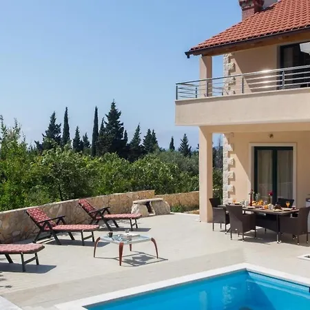 Avoca - Three Bedroom With Two Balconies And Swimming Pool Млини